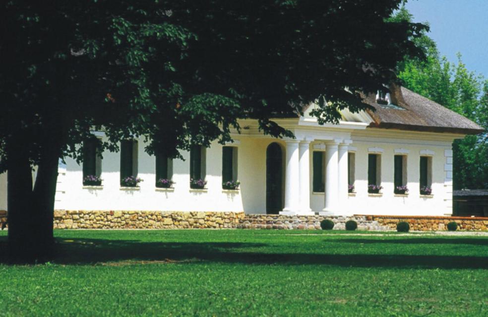 Dwor Chotynia Hotel Bagian luar foto